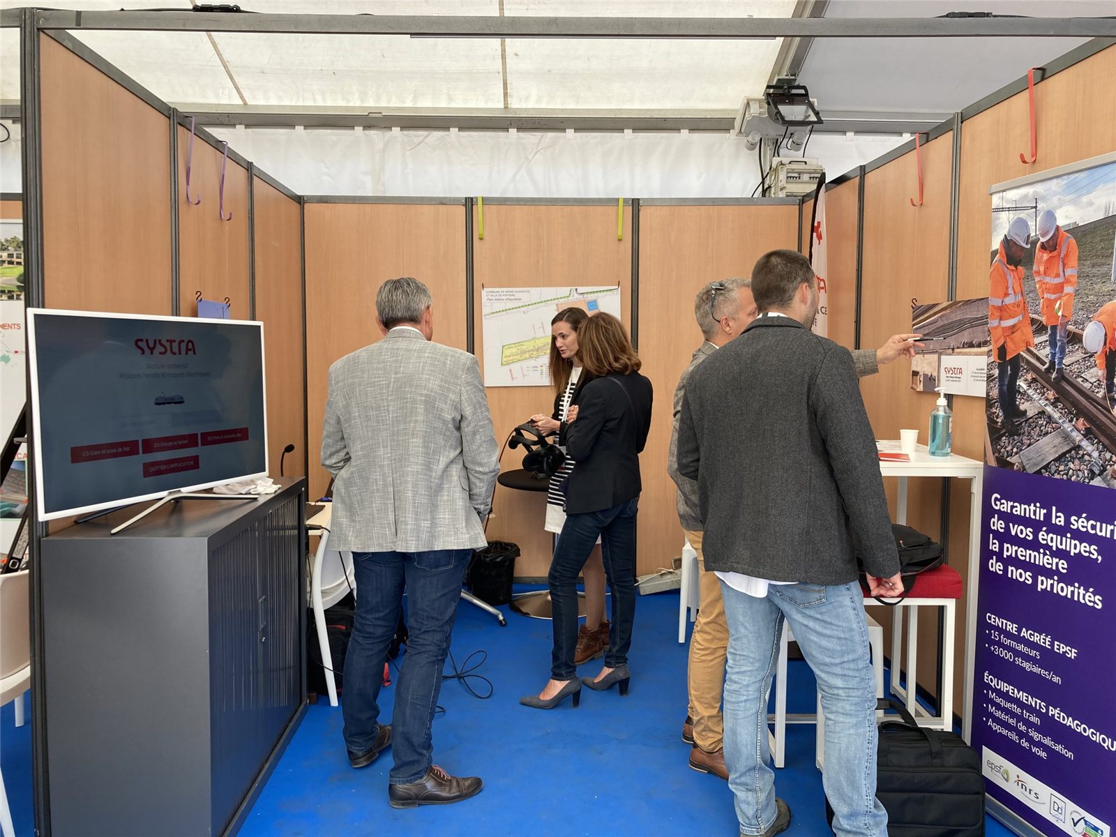 Stand SYSTRA : menu du module immersif à l'écran et démonstration du casque
